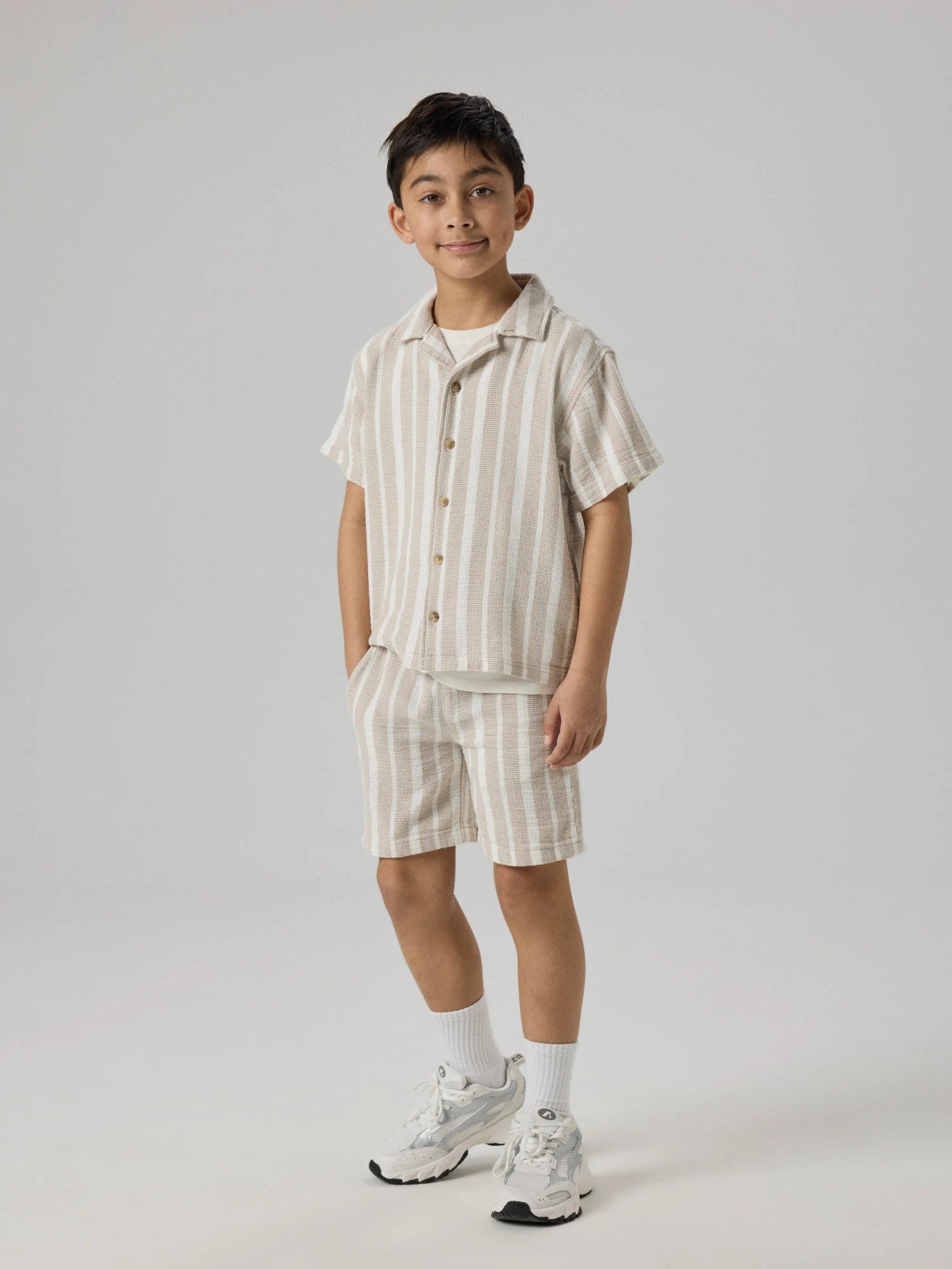 Beige randiga pojke shorts med snörning – svala, slitstarka och redo för sommarens äventyr till ungdom kille.
NKMFOKO NREG SHORTS
13240151