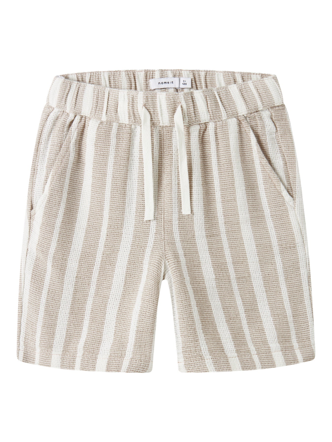 Beige randiga pojke shorts med snörning – svala, slitstarka och redo för sommarens äventyr till ungdom kille.
NKMFOKO NREG SHORTS
13240151