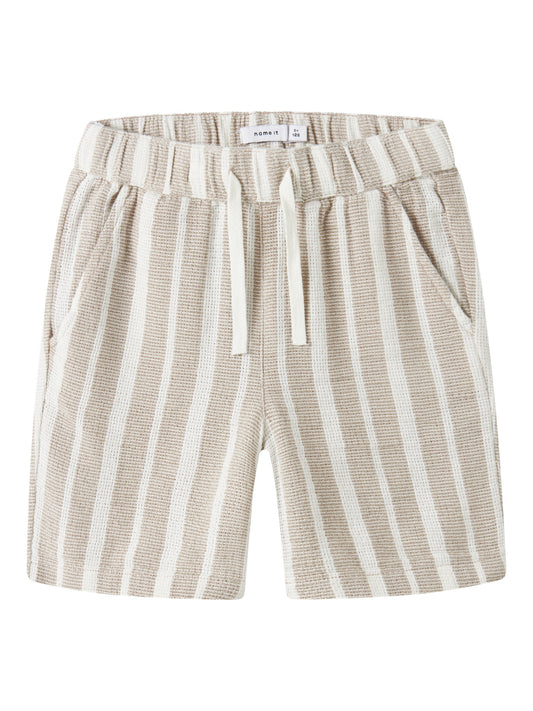 Beige randiga pojke shorts med snörning – svala, slitstarka och redo för sommarens äventyr till ungdom kille.
NKMFOKO NREG SHORTS
13240151