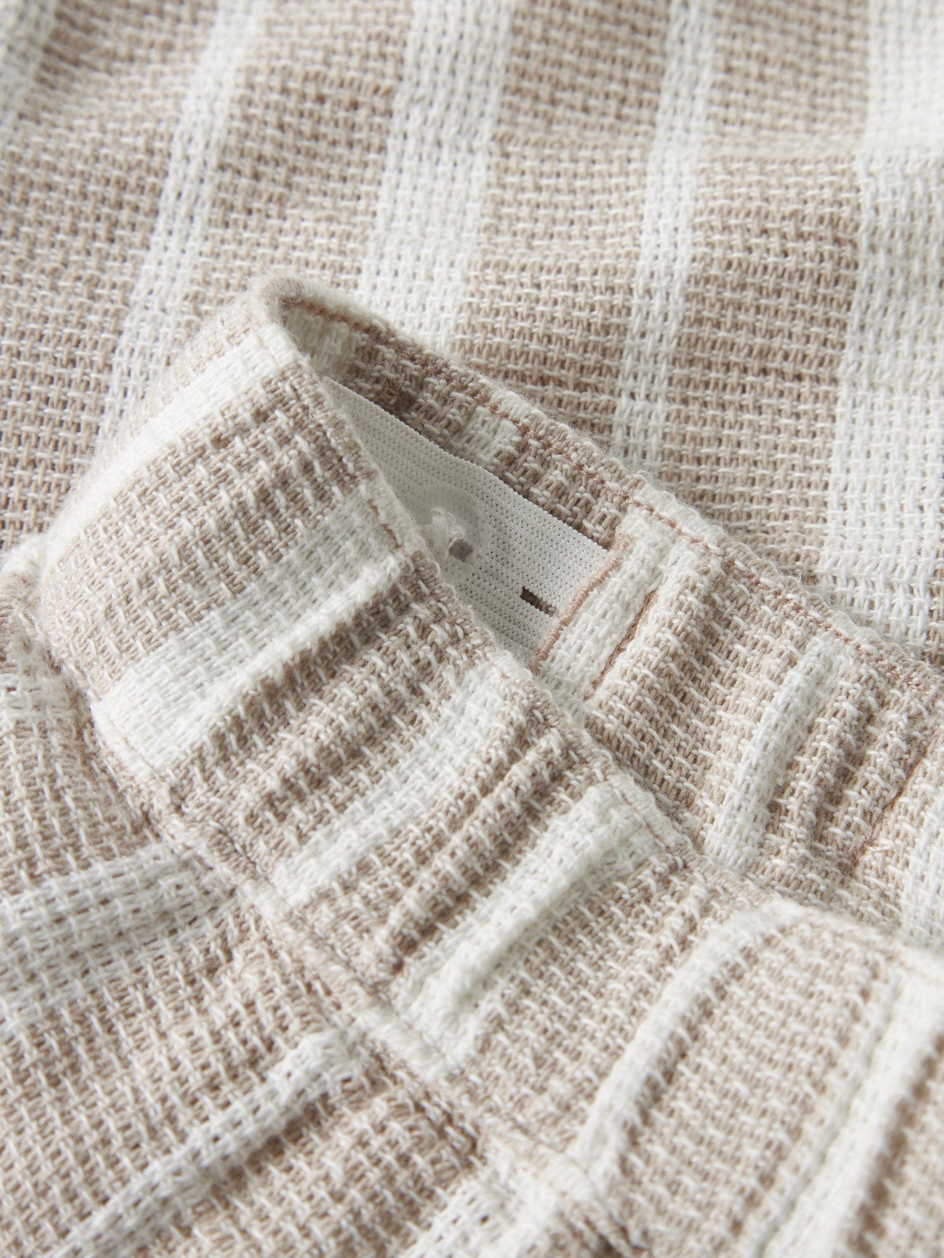 Beige randiga pojke shorts med snörning – svala, slitstarka och redo för sommarens äventyr till ungdom kille.
NKMFOKO NREG SHORTS
13240151