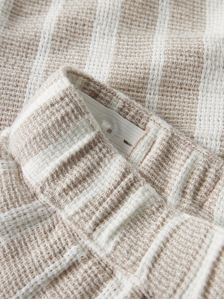 Beige randiga pojke shorts med snörning – svala, slitstarka och redo för sommarens äventyr till ungdom kille.
NKMFOKO NREG SHORTS
13240151
