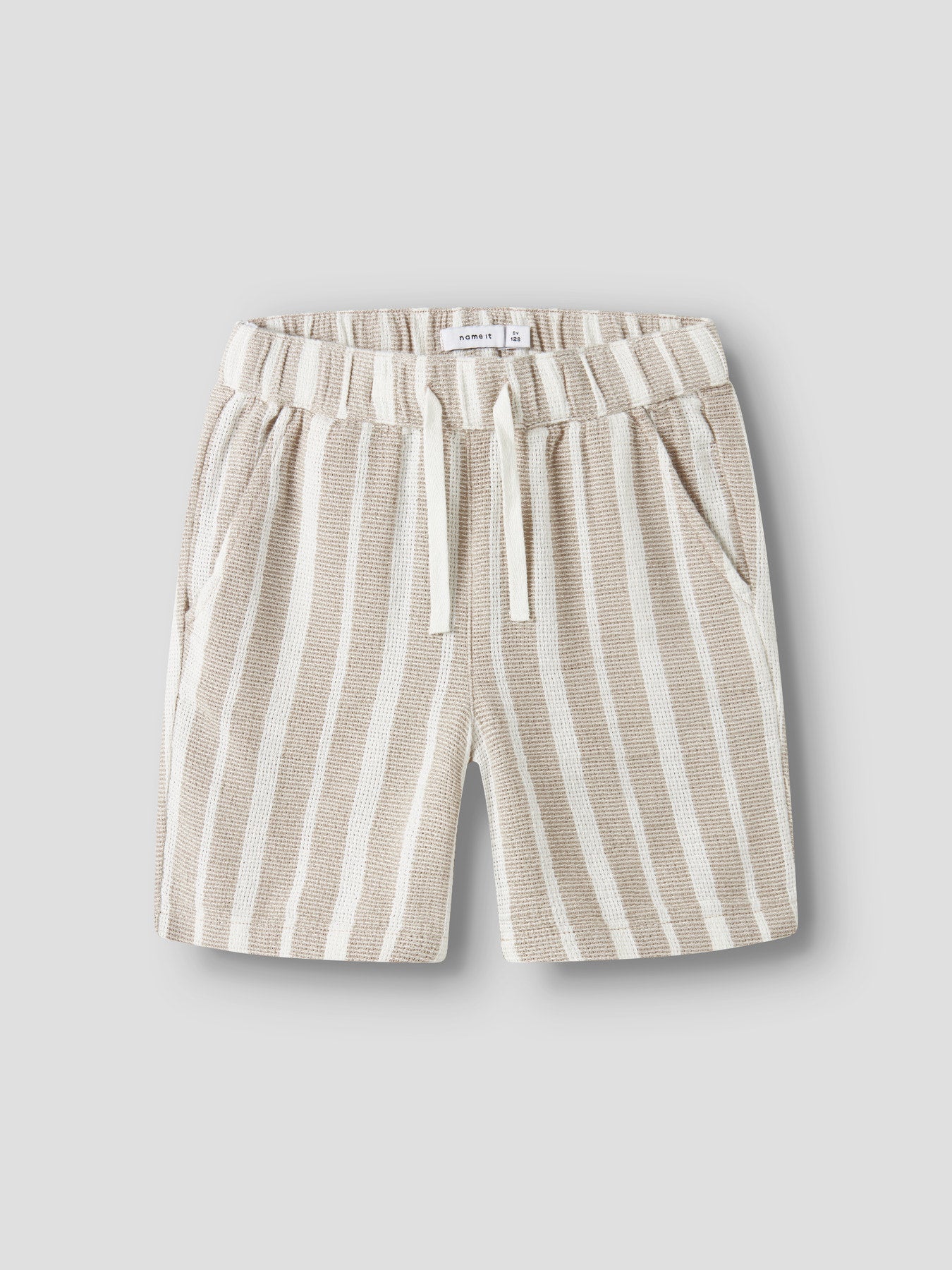 Beige randiga pojke shorts med snörning – svala, slitstarka och redo för sommarens äventyr till ungdom kille.
NKMFOKO NREG SHORTS
13240151