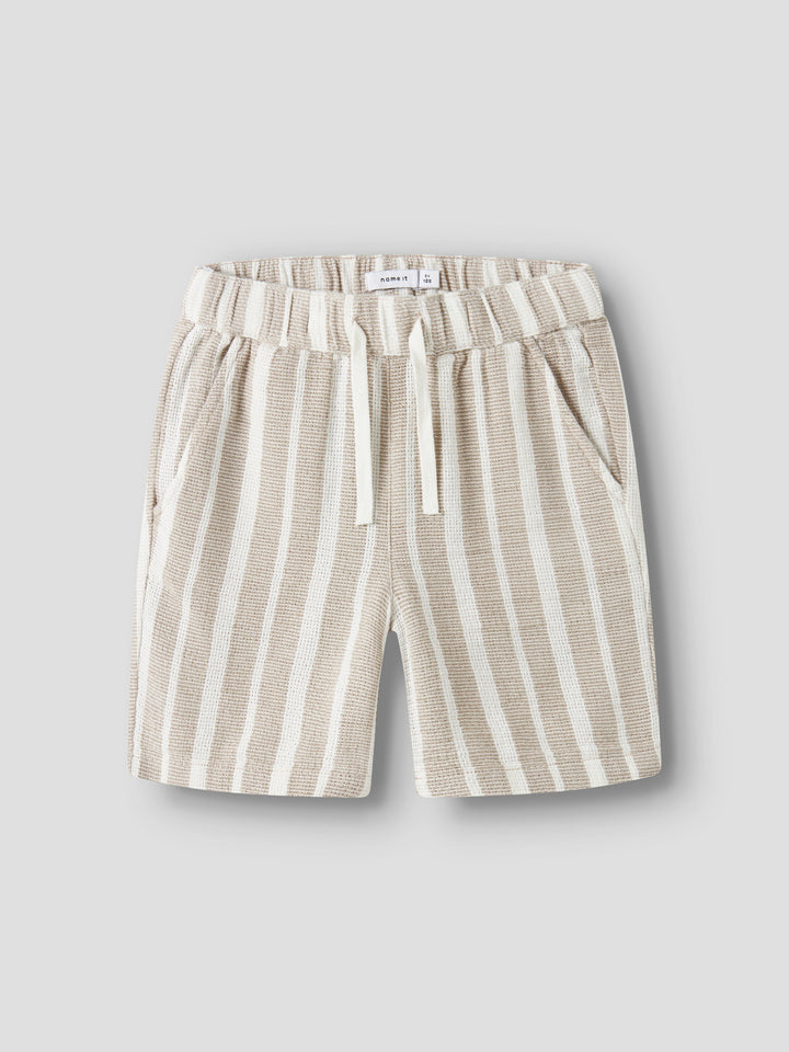Beige randiga pojke shorts med snörning – svala, slitstarka och redo för sommarens äventyr till ungdom kille.
NKMFOKO NREG SHORTS
13240151