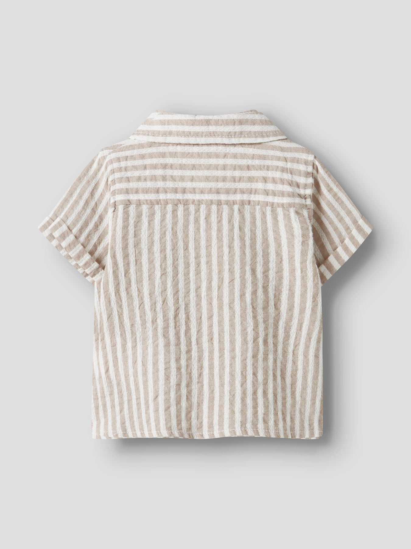 Vit och beige randig kortärmad baby skjorta till pojke. Sommar skjorta till bebis pojke, ekologiska baby kläder från Name it.
NBMFEDENIS SS SHIRT
13240217