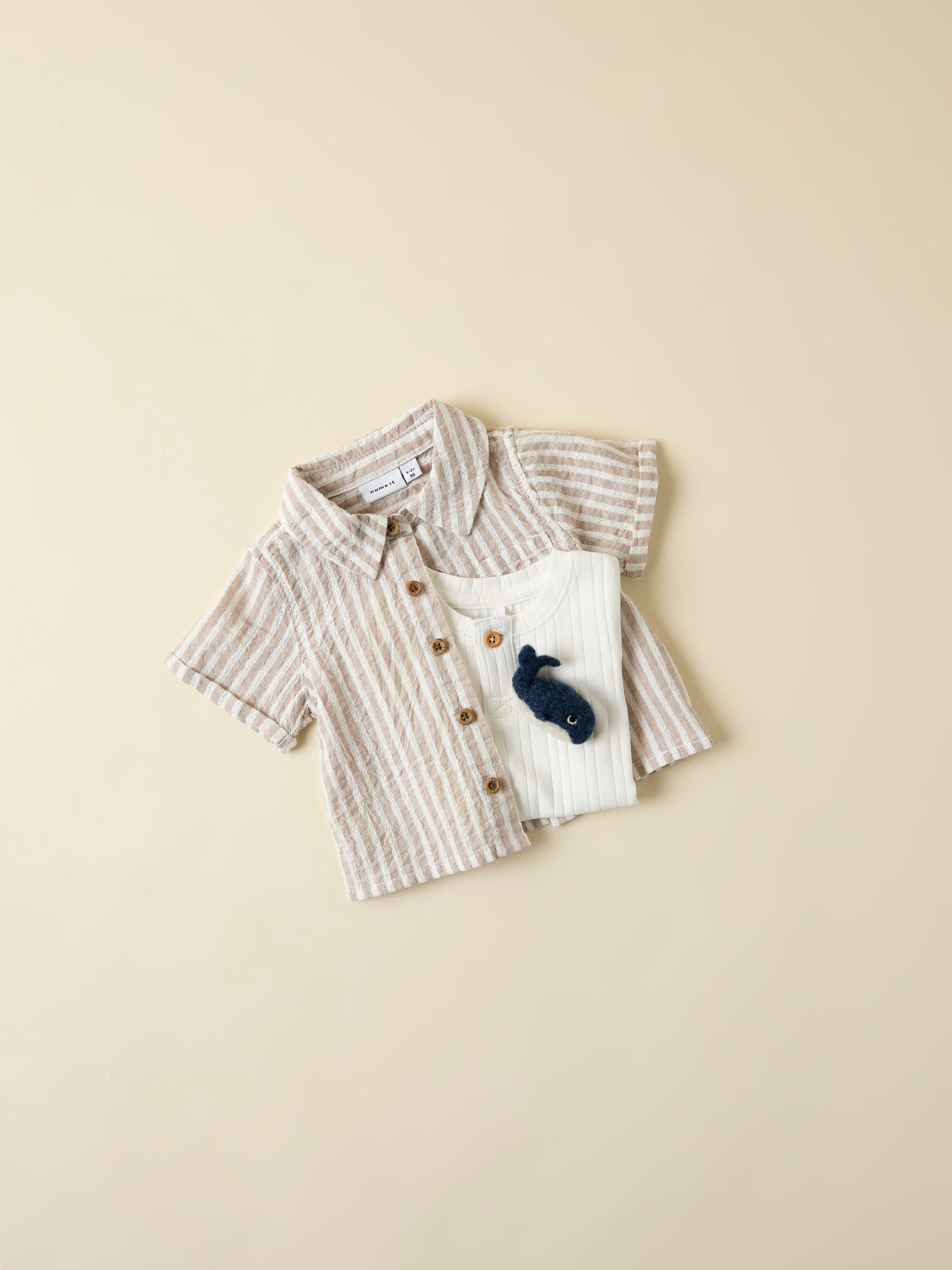Vit och beige randig kortärmad baby skjorta till pojke. Sommar skjorta till bebis pojke, ekologiska baby kläder från Name it.
NBMFEDENIS SS SHIRT
13240217