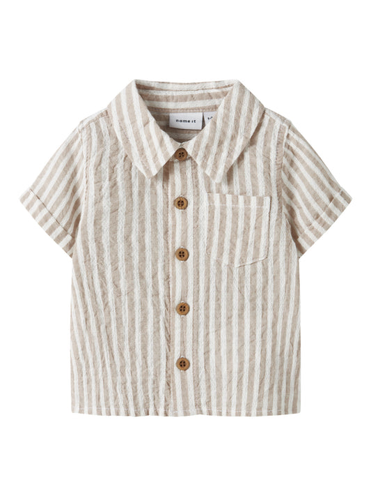 Vit och beige randig kortärmad baby skjorta till pojke. Sommar skjorta till bebis pojke, ekologiska baby kläder från Name it.
NBMFEDENIS SS SHIRT
13240217