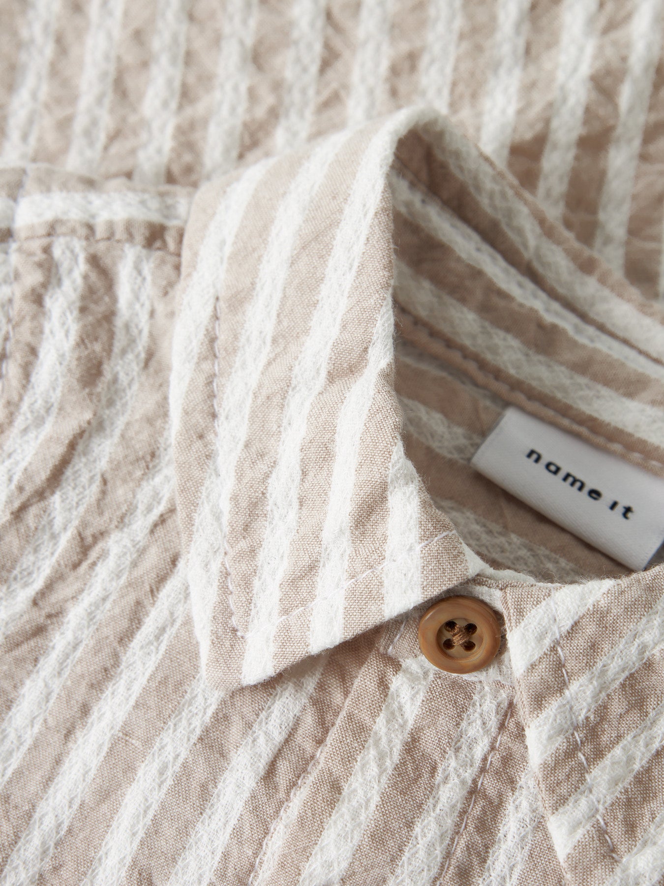 Vit och beige randig kortärmad baby skjorta till pojke. Sommar skjorta till bebis pojke, ekologiska baby kläder från Name it.
NBMFEDENIS SS SHIRT
13240217