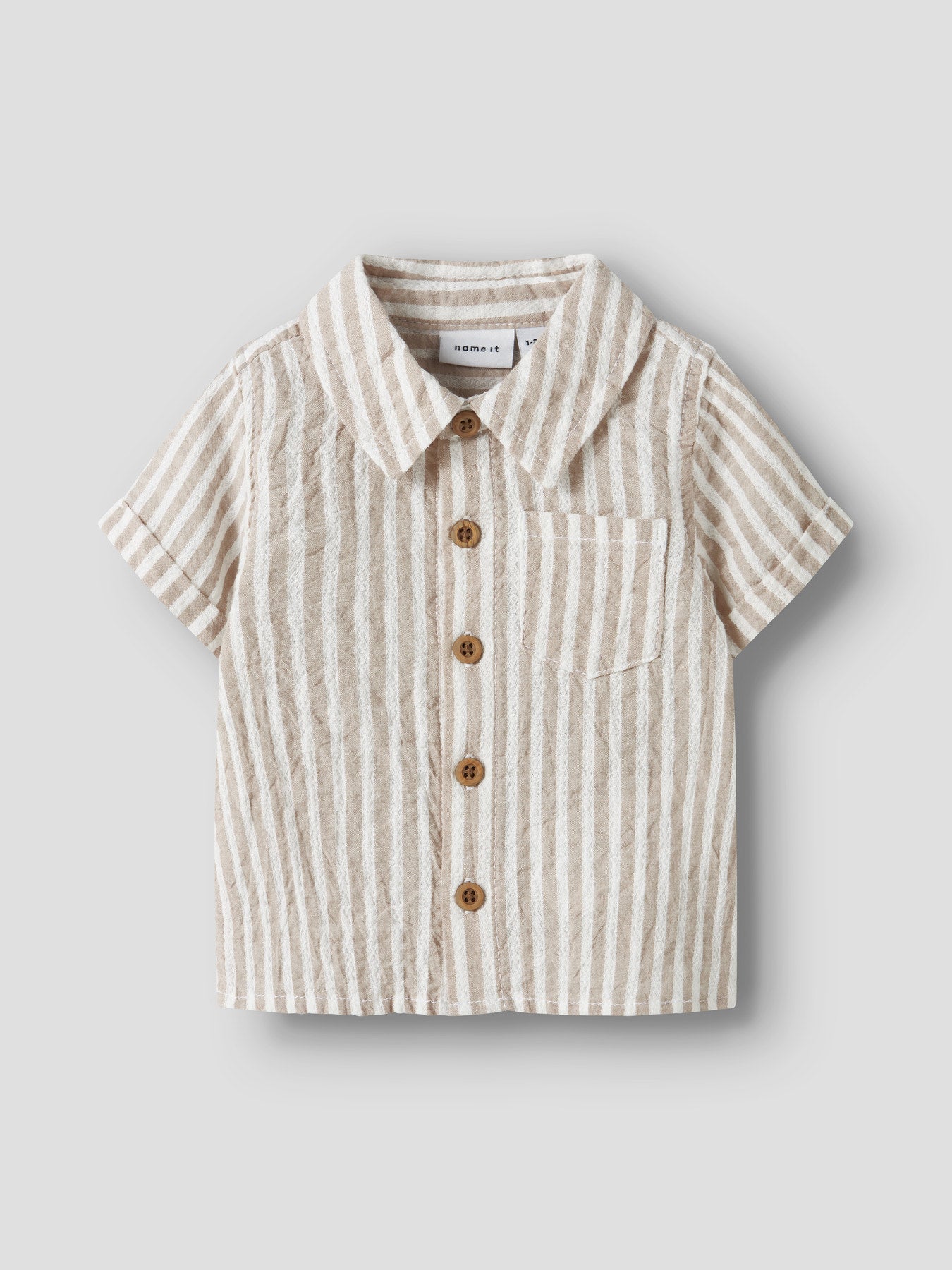 Vit och beige randig kortärmad baby skjorta till pojke. Sommar skjorta till bebis pojke, ekologiska baby kläder från Name it.
NBMFEDENIS SS SHIRT
13240217