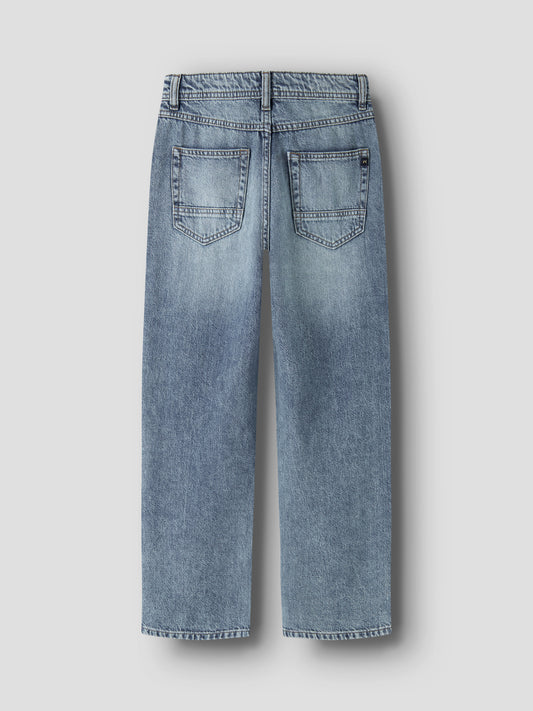 Blå rak straight jeans till pojke. Snygg jeans till ungdom kille i en regular klassisk modell från Name it.
NKMRYAN STRAIGHT JEANS 5950-DM NOOS
13240392