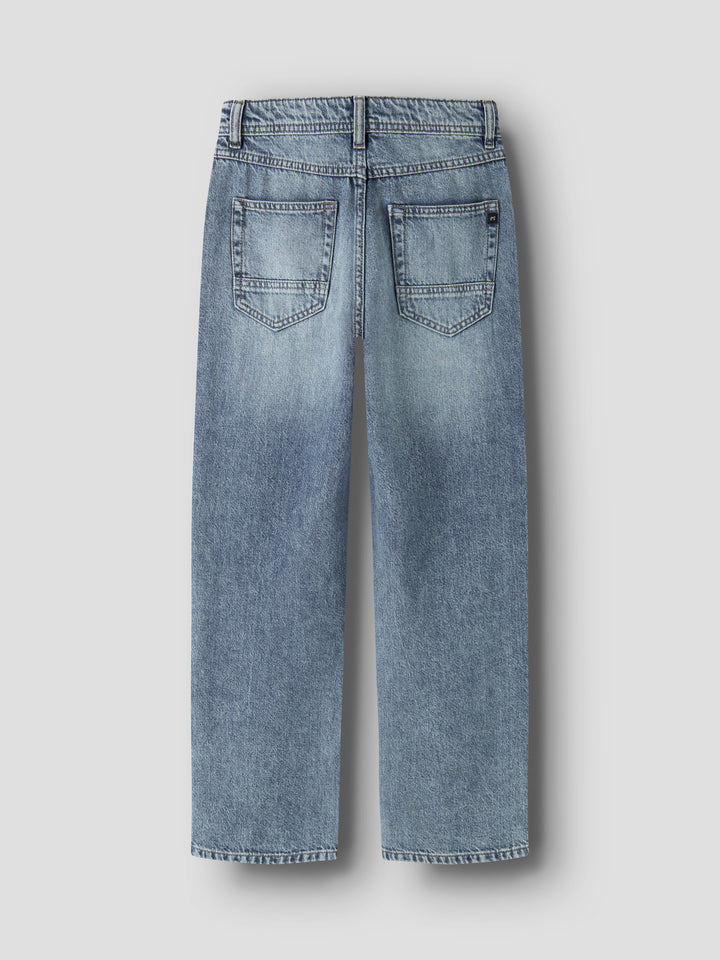 Blå rak straight jeans till pojke. Snygg jeans till ungdom kille i en regular klassisk modell från Name it.
NKMRYAN STRAIGHT JEANS 5950-DM NOOS
13240392