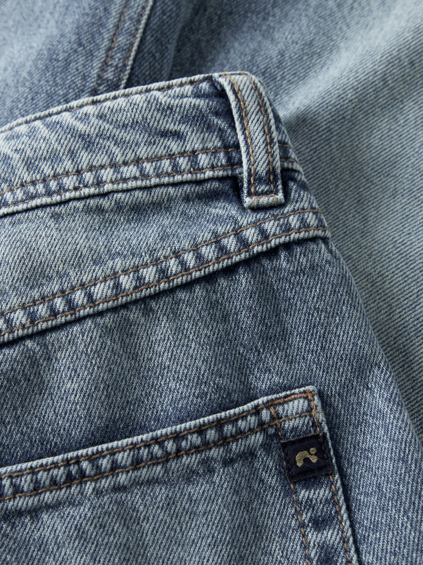 Blå rak straight jeans till pojke. Snygg jeans till ungdom kille i en regular klassisk modell från Name it.
NKMRYAN STRAIGHT JEANS 5950-DM NOOS
13240392