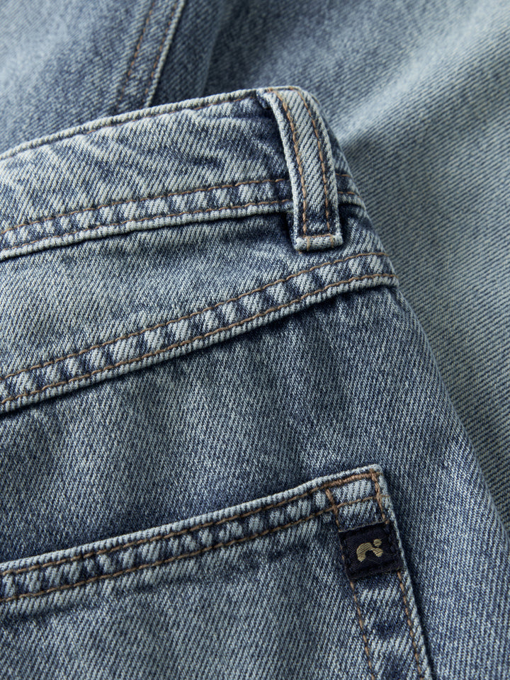Blå rak straight jeans till pojke. Snygg jeans till ungdom kille i en regular klassisk modell från Name it.
NKMRYAN STRAIGHT JEANS 5950-DM NOOS
13240392