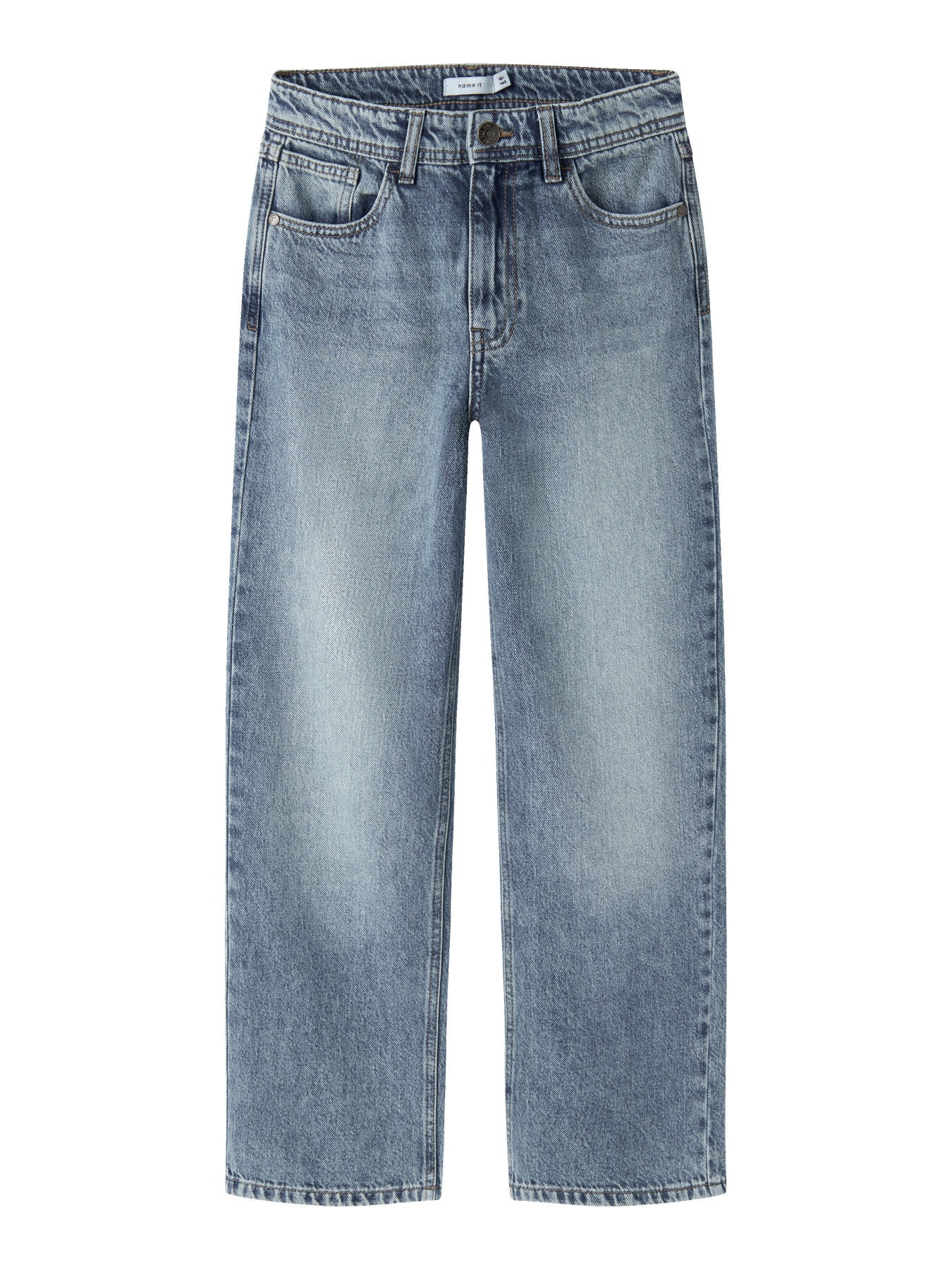 Blå rak straight jeans till pojke. Snygg jeans till ungdom kille i en regular klassisk modell från Name it.
NKMRYAN STRAIGHT JEANS 5950-DM NOOS
13240392