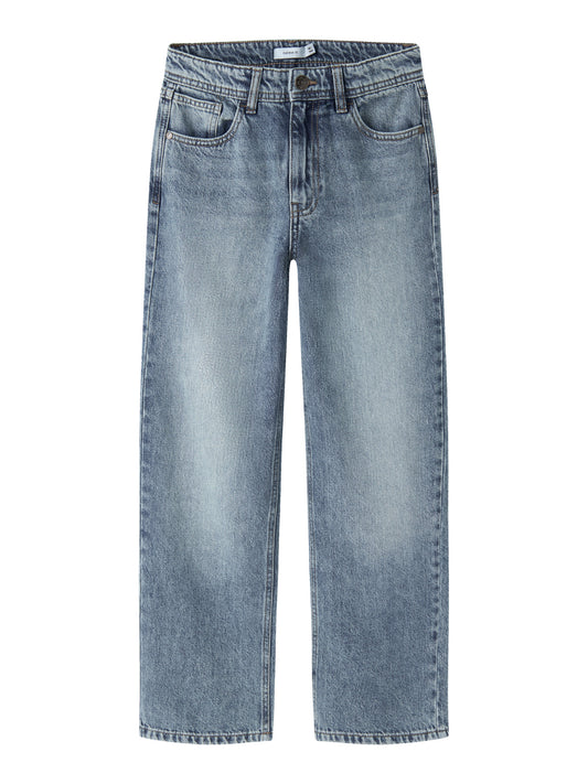 Blå rak straight jeans till pojke. Snygg jeans till ungdom kille i en regular klassisk modell från Name it.
NKMRYAN STRAIGHT JEANS 5950-DM NOOS
13240392