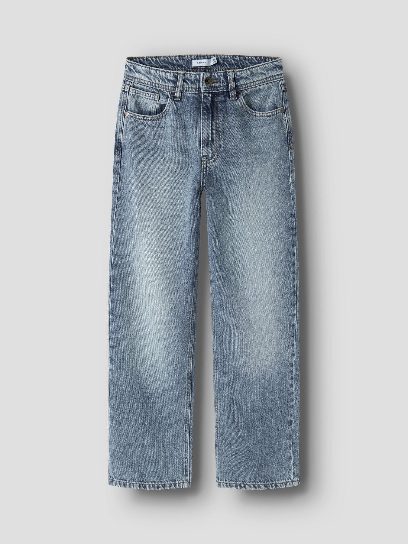 Blå rak straight jeans till pojke. Snygg jeans till ungdom kille i en regular klassisk modell från Name it.
NKMRYAN STRAIGHT JEANS 5950-DM NOOS
13240392
