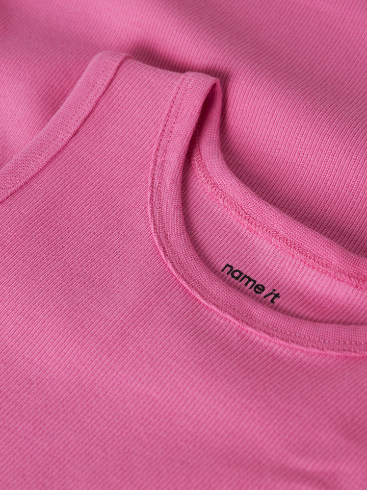 Rosa knälång klänning utan ärm till flicka. Tjej klänning från Name it, ekologiska barnkläder.
NKFNAKAL SL SLIM DRESS NOOS
13240424