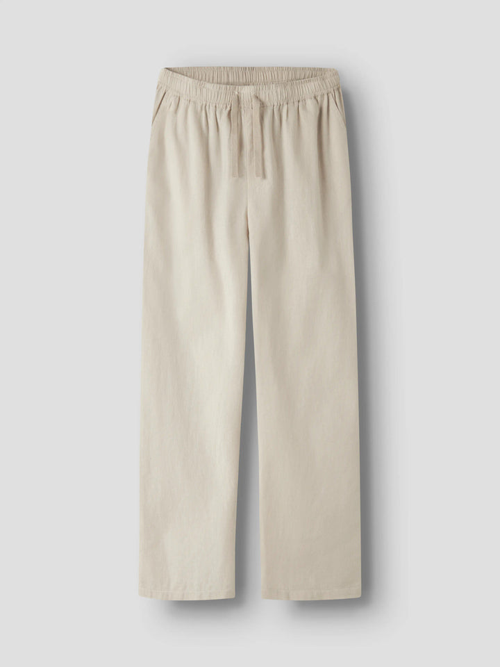 Beige rak linne byxa till kille. Skön linnebyxa till pojke, barn och ungdom. Snygg, sval och sköna byxor i lin från Name it, ekologiska barnkläder.
NKMFALINNEN PANT
13240459