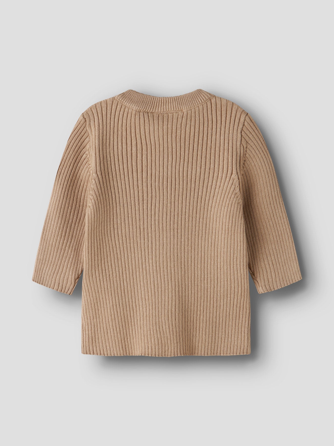 Name It NOBI stickad babykofta i färgen Sesame med rund hals, knappar framtill och mjuk ribbstickad kvalitet i LENZING™ ECOVERO™ viskos för baby pojke och flicka.