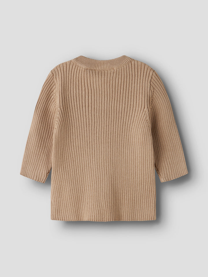Name It NOBI stickad babykofta i färgen Sesame med rund hals, knappar framtill och mjuk ribbstickad kvalitet i LENZING™ ECOVERO™ viskos för baby pojke och flicka.