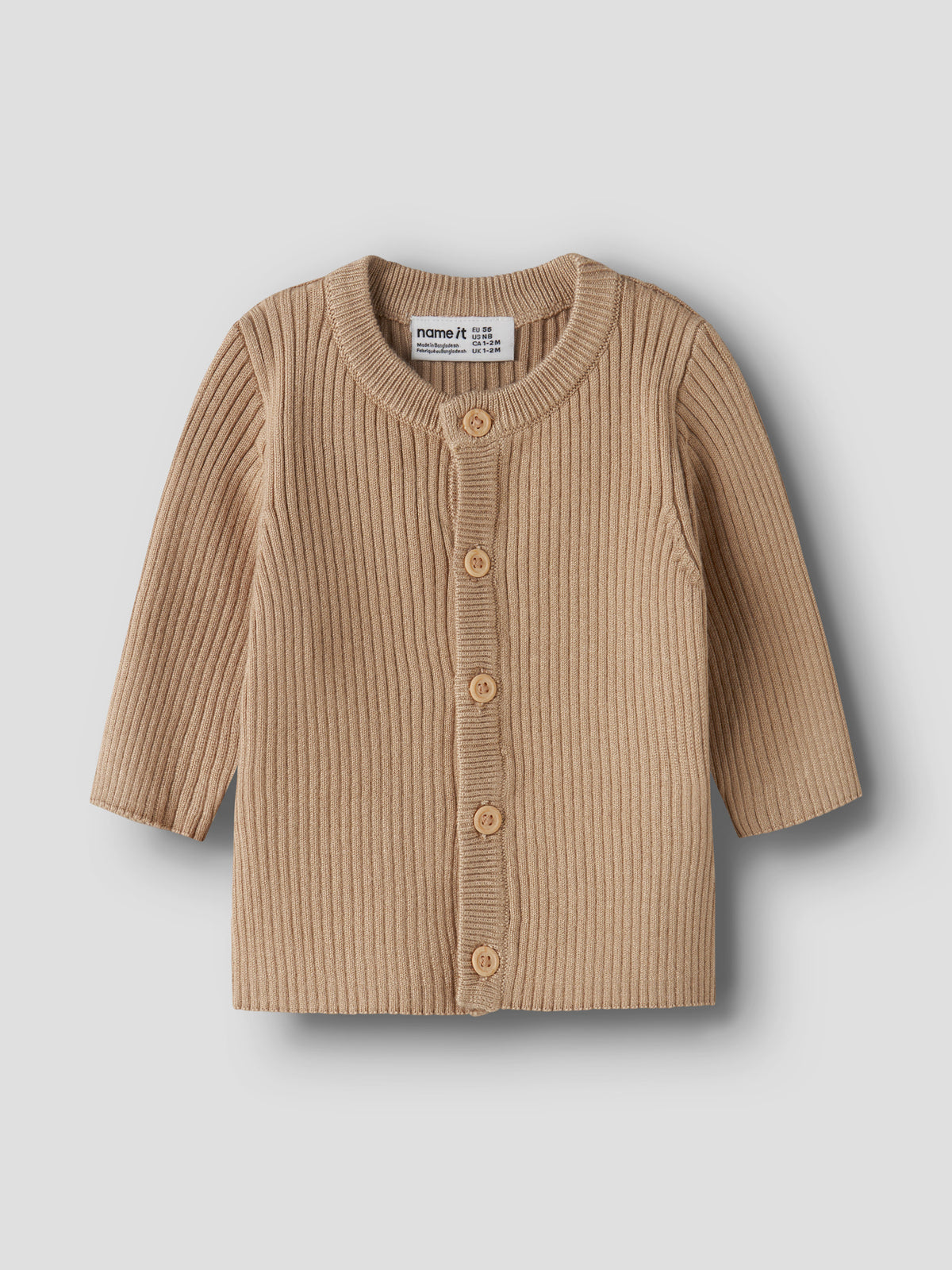 Name It NOBI stickad babykofta i färgen Sesame med rund hals, knappar framtill och mjuk ribbstickad kvalitet i LENZING™ ECOVERO™ viskos för baby pojke och flicka.