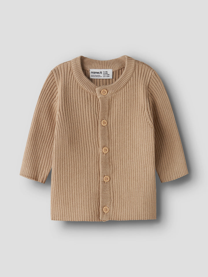 Name It NOBI stickad babykofta i färgen Sesame med rund hals, knappar framtill och mjuk ribbstickad kvalitet i LENZING™ ECOVERO™ viskos för baby pojke och flicka.