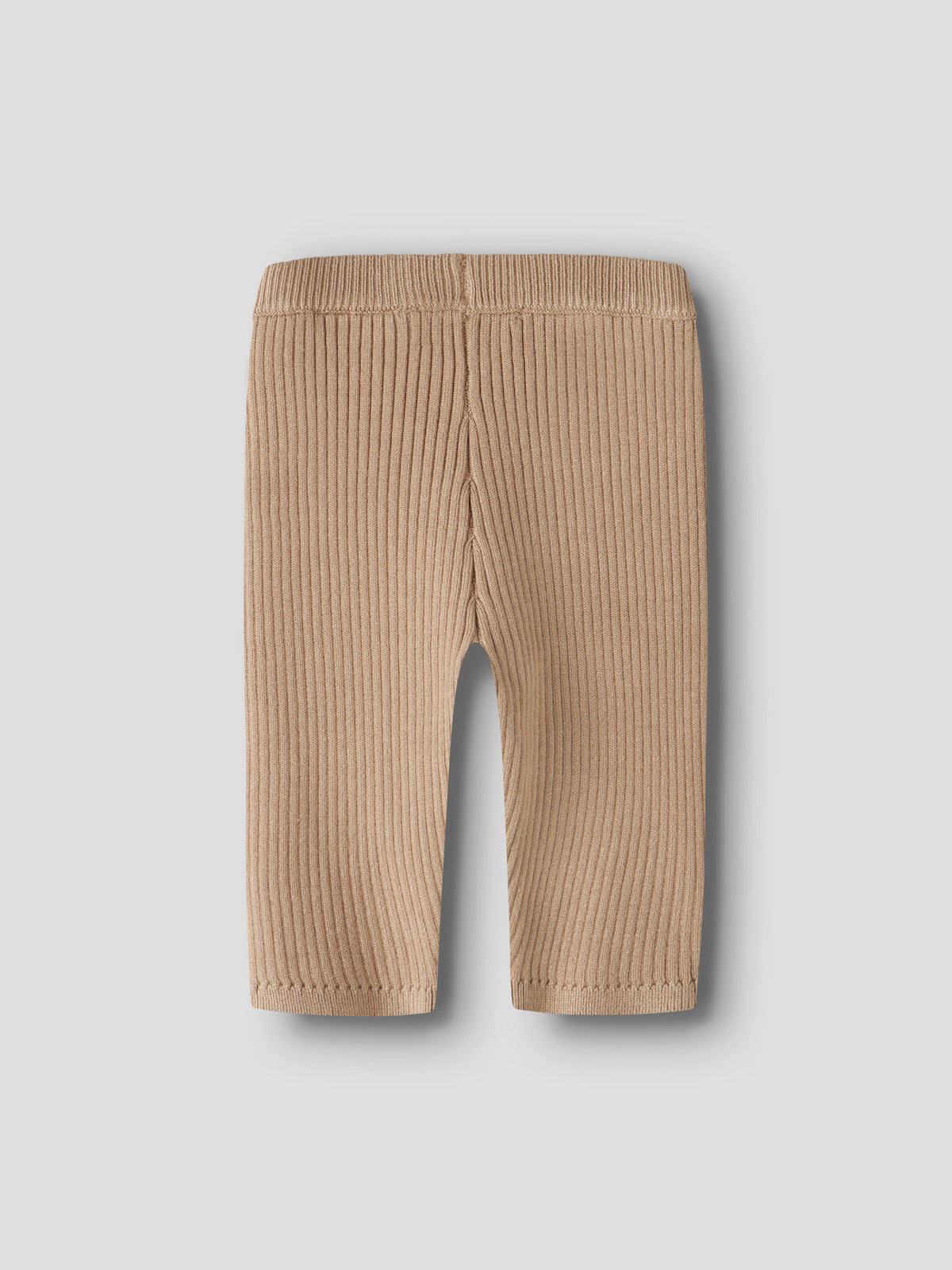 Stickade beige babybyxor från name it NOBI i ribbstickad LENZING™ ECOVERO™ viskos med bred resår i midjan, mjuka och bekväma för baby.