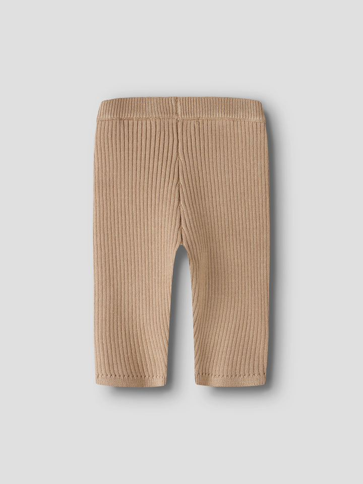 Stickade beige babybyxor från name it NOBI i ribbstickad LENZING™ ECOVERO™ viskos med bred resår i midjan, mjuka och bekväma för baby.
