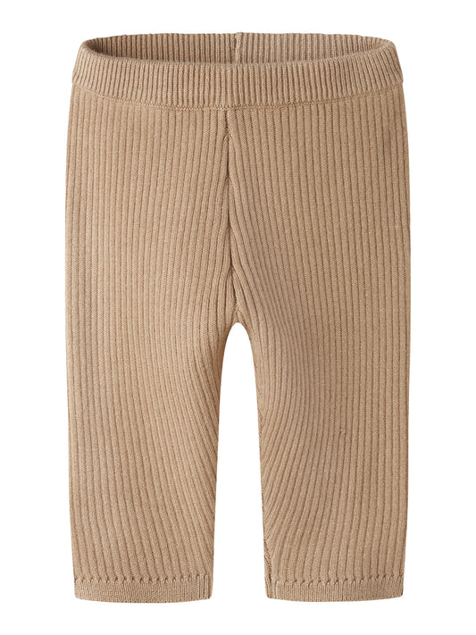 Stickade beige babybyxor från name it NOBI i ribbstickad LENZING™ ECOVERO™ viskos med bred resår i midjan, mjuka och bekväma för baby.