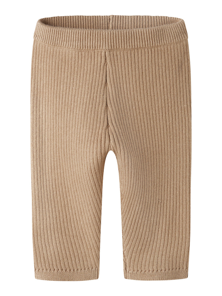 Stickade beige babybyxor från name it NOBI i ribbstickad LENZING™ ECOVERO™ viskos med bred resår i midjan, mjuka och bekväma för baby.