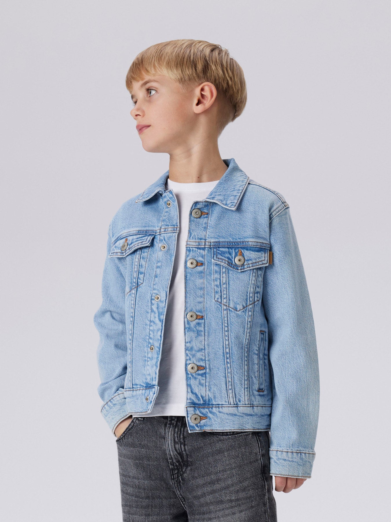 Klassisk jeansjacka med tryckknappar till pojke. Jeans Jacka ljus blå till pojke från Name it.
NKMJAGGER DNM JACKET 3720-AZ NOOS
13241461