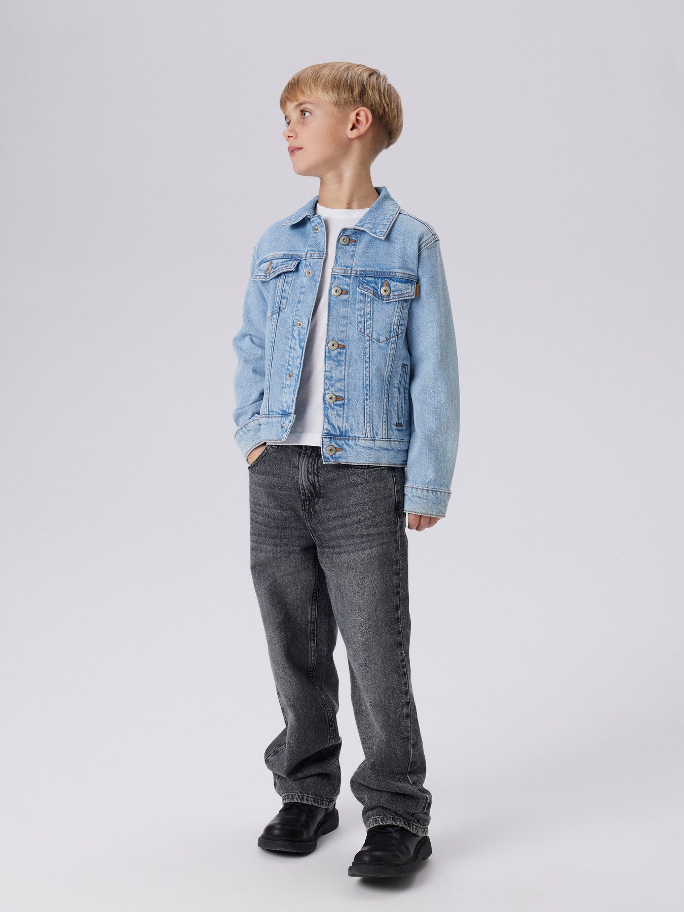 Klassisk jeansjacka med tryckknappar till pojke. Jeans Jacka ljus blå till pojke från Name it.
NKMJAGGER DNM JACKET 3720-AZ NOOS
13241461