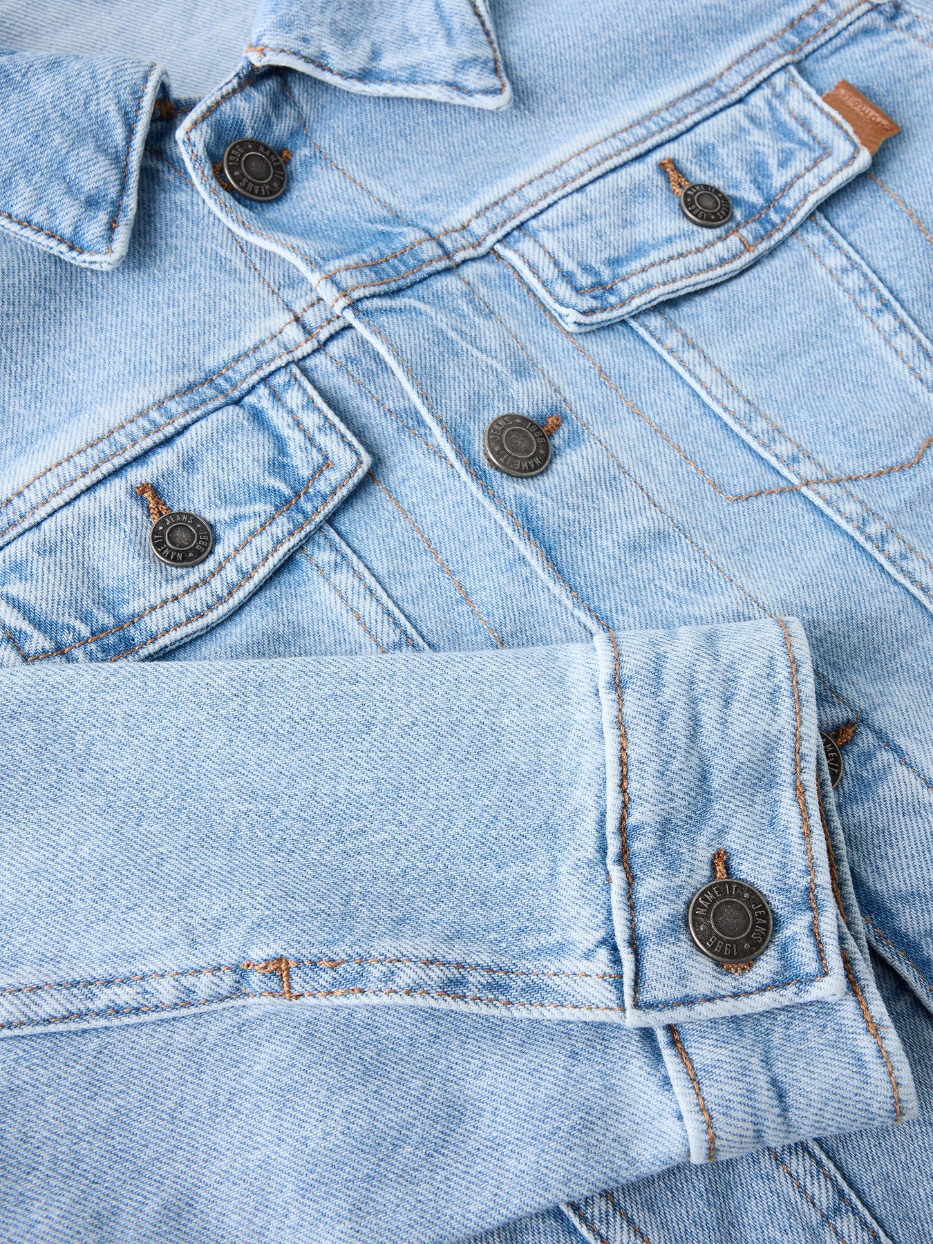 Klassisk jeansjacka med tryckknappar till pojke. Jeans Jacka ljus blå till pojke från Name it.
NKMJAGGER DNM JACKET 3720-AZ NOOS
13241461
