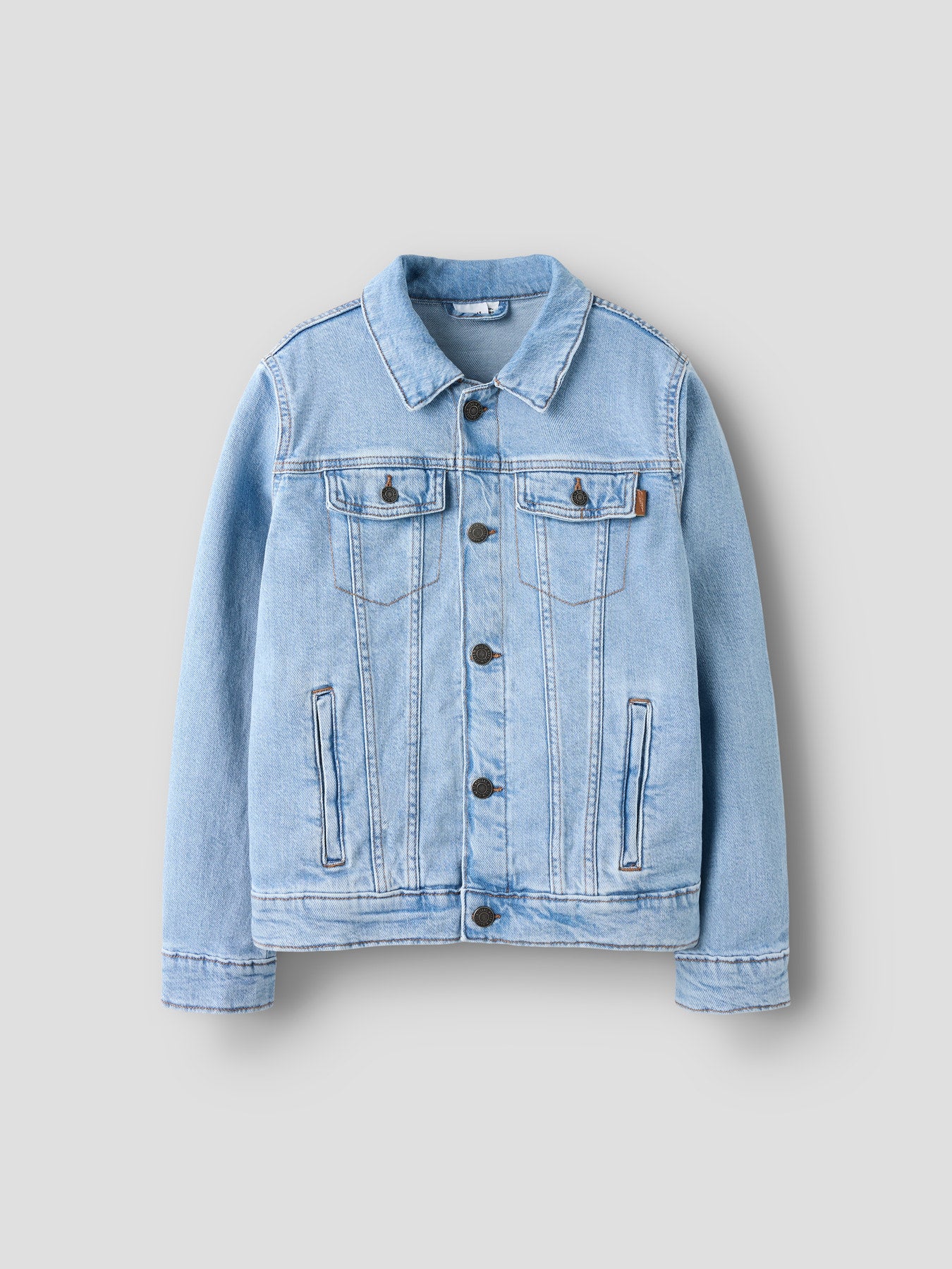 Klassisk jeansjacka med tryckknappar till pojke. Jeans Jacka ljus blå till pojke från Name it.
NKMJAGGER DNM JACKET 3720-AZ NOOS
13241461