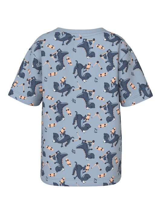 Ljus blå dinosaurie sommar t-shirt till pojke i ekologisk bomull. Kortärmad beige tröja med mönster av skateboard och dino till liten kille.
NMMVALTHER SS NREG TOP
13241581