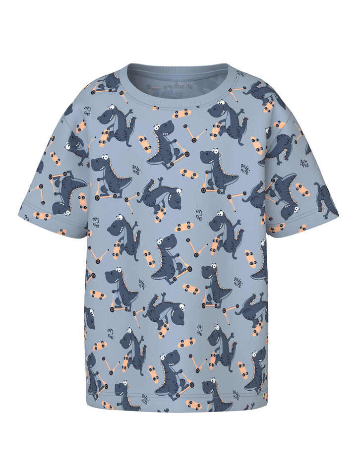 Ljus blå dinosaurie sommar t-shirt till pojke i ekologisk bomull. Kortärmad beige tröja med mönster av skateboard och dino till liten kille.
NMMVALTHER SS NREG TOP
13241581
