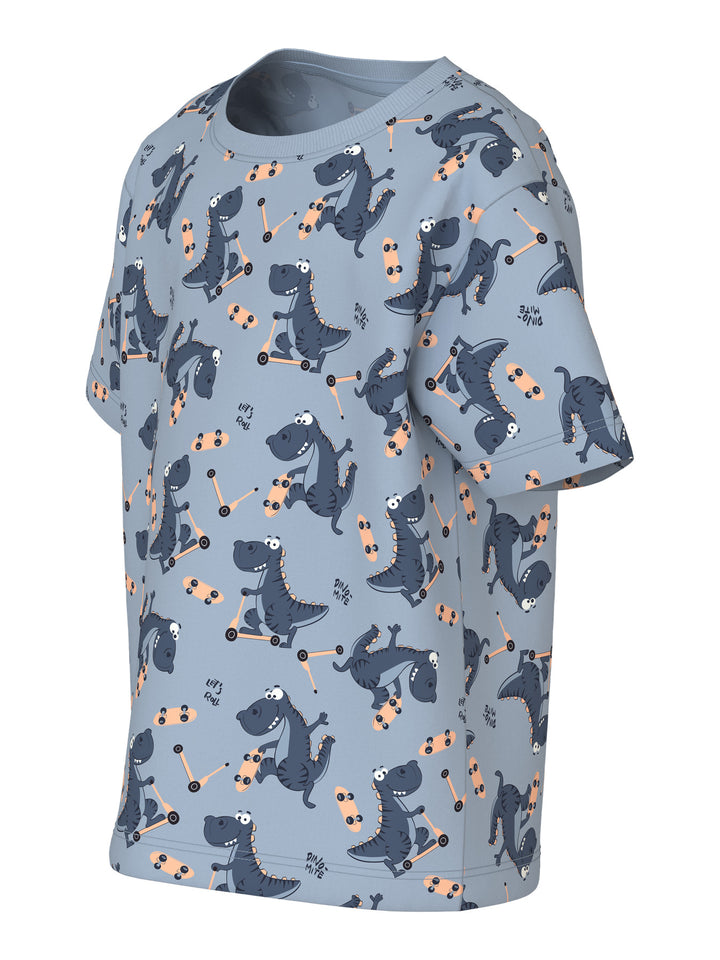 Ljus blå dinosaurie sommar t-shirt till pojke i ekologisk bomull. Kortärmad beige tröja med mönster av skateboard och dino till liten kille.
NMMVALTHER SS NREG TOP
13241581