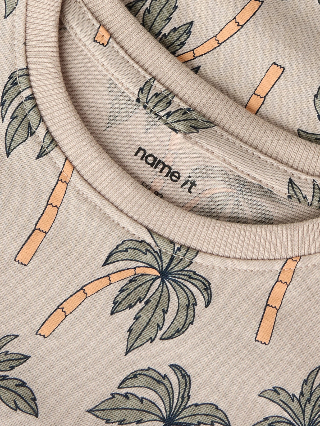 Palmer sommar t-shirt till pojke i ekologisk bomull. Kortärmad beige tröja med djungel till liten kille.
NMMVALTHER SS NREG TOP
13241581