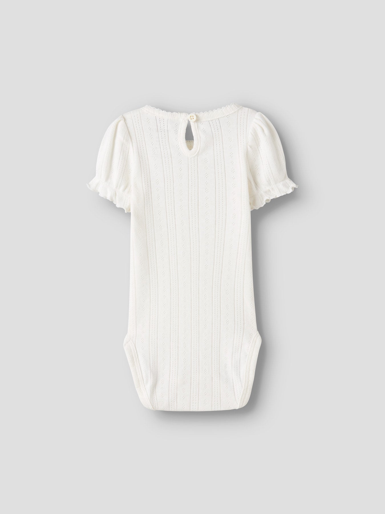 Söt kortärmad baby body till nyfödd bebis flicka. Vit bebis body med puffärmar och rosett till flicka. Ekologiska baby kläder till flicka från Name it.
NBFHAPPY SS BODY
13242898