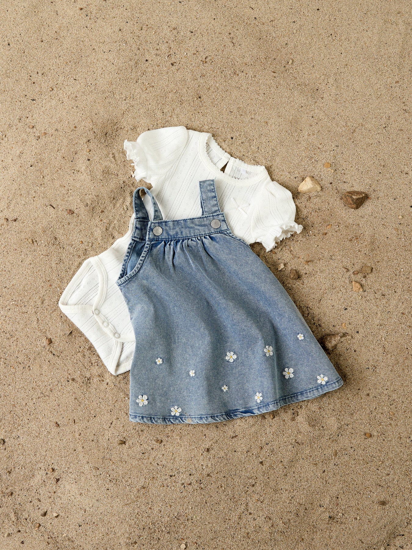 Söt kortärmad baby body till nyfödd bebis flicka. Vit bebis body med puffärmar och rosett till flicka. Ekologiska baby kläder till flicka från Name it.
NBFHAPPY SS BODY
13242898