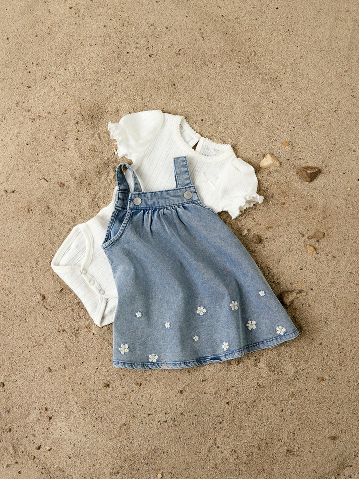Söt kortärmad baby body till nyfödd bebis flicka. Vit bebis body med puffärmar och rosett till flicka. Ekologiska baby kläder till flicka från Name it.
NBFHAPPY SS BODY
13242898