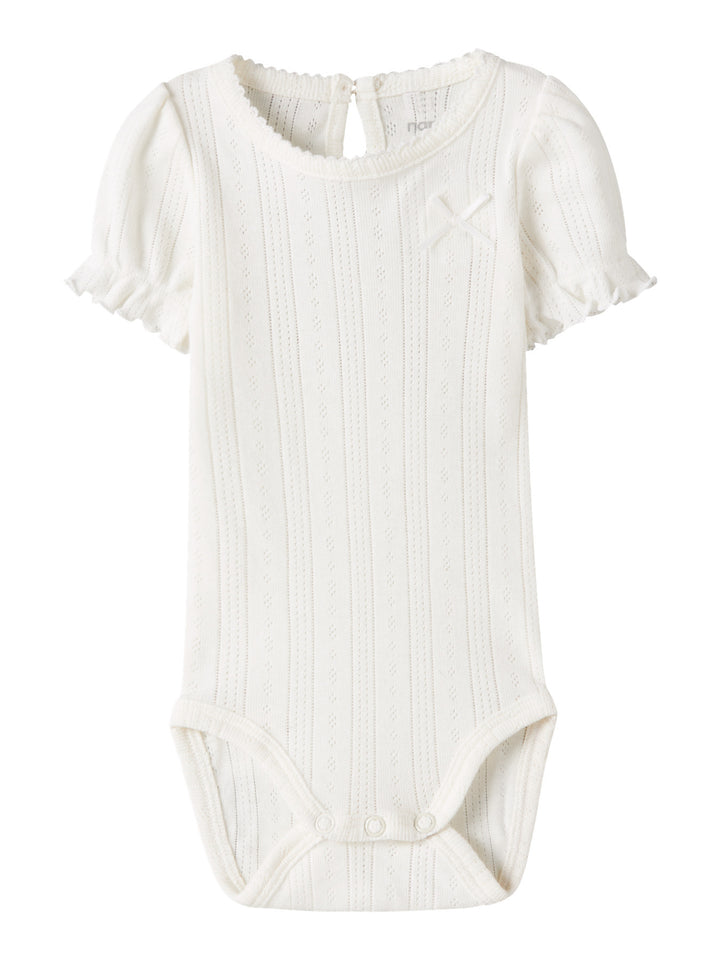 Söt kortärmad baby body till nyfödd bebis flicka. Vit bebis body med puffärmar och rosett till flicka. Ekologiska baby kläder till flicka från Name it.
NBFHAPPY SS BODY
13242898