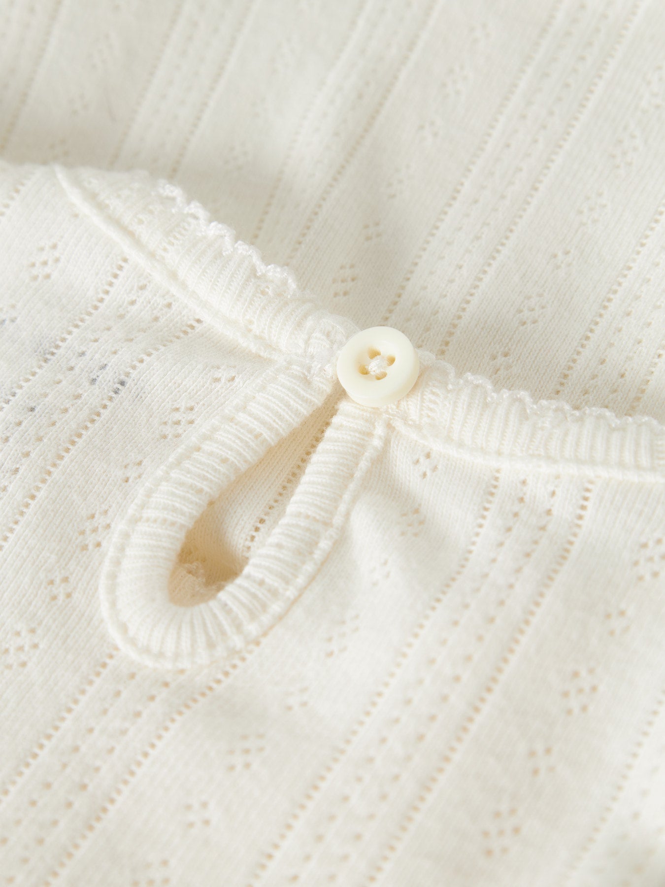 Söt kortärmad baby body till nyfödd bebis flicka. Vit bebis body med puffärmar och rosett till flicka. Ekologiska baby kläder till flicka från Name it.
NBFHAPPY SS BODY
13242898