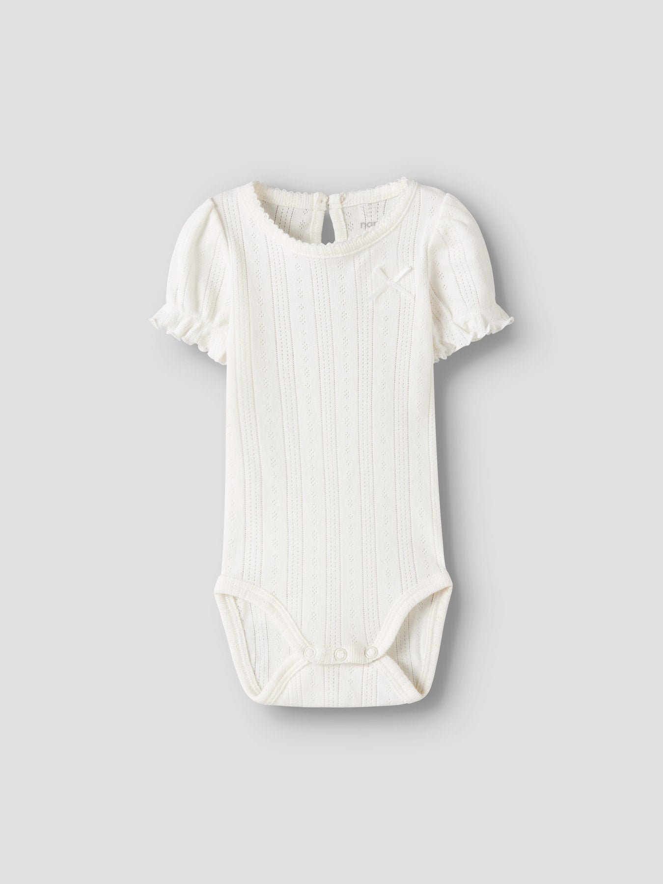 Söt kortärmad baby body till nyfödd bebis flicka. Vit bebis body med puffärmar och rosett till flicka. Ekologiska baby kläder till flicka från Name it.
NBFHAPPY SS BODY
13242898