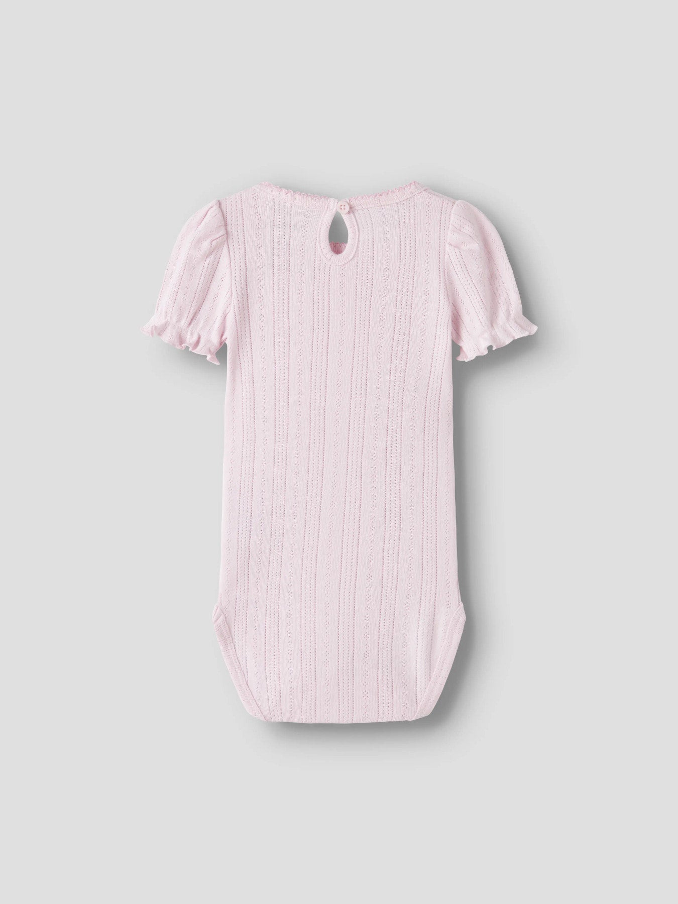 Söt kortärmad baby body till nyfödd bebis flicka. Ljus rosa bebis body med puffärmar och rosett till flicka. Ekologiska baby kläder till flicka från Name it.
NBFHAPPY SS BODY
13242898