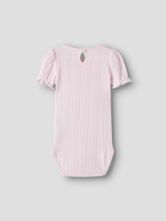 Söt kortärmad baby body till nyfödd bebis flicka. Ljus rosa bebis body med puffärmar och rosett till flicka. Ekologiska baby kläder till flicka från Name it.
NBFHAPPY SS BODY
13242898