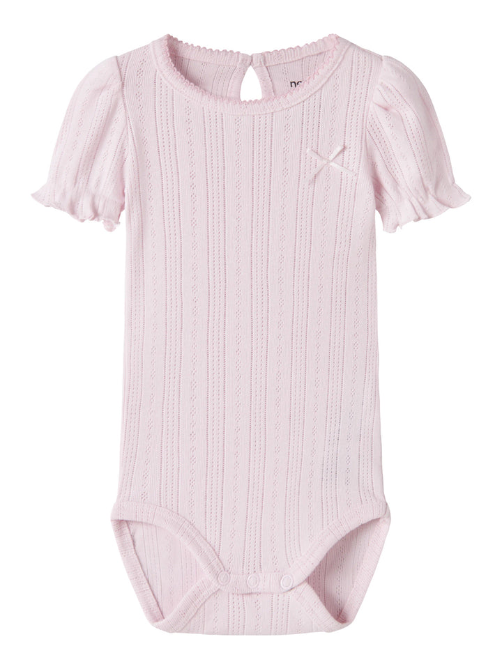 Söt kortärmad baby body till nyfödd bebis flicka. Ljus rosa bebis body med puffärmar och rosett till flicka. Ekologiska baby kläder till flicka från Name it.
NBFHAPPY SS BODY
13242898