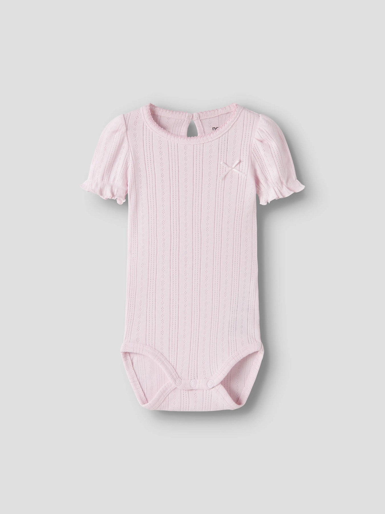 Söt kortärmad baby body till nyfödd bebis flicka. Ljus rosa bebis body med puffärmar och rosett till flicka. Ekologiska baby kläder till flicka från Name it.
NBFHAPPY SS BODY
13242898