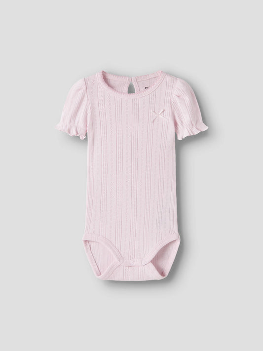 Söt kortärmad baby body till nyfödd bebis flicka. Ljus rosa bebis body med puffärmar och rosett till flicka. Ekologiska baby kläder till flicka från Name it.
NBFHAPPY SS BODY
13242898