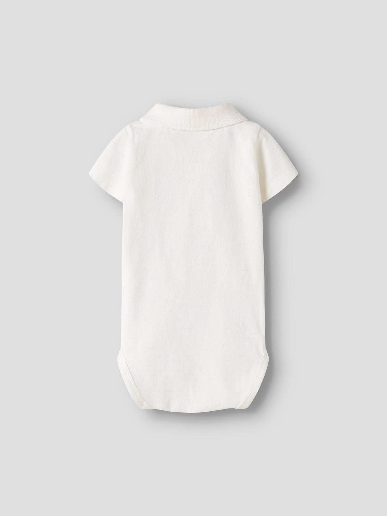 Vit kortärmad piké body från Name it till baby pojke. Bebis polo body med krage och knappar till nyfödd baby pojke.
NBMHOFMAN SS POLO BODY
13242925