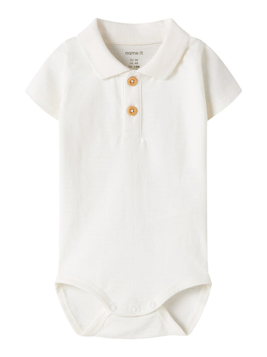 Vit kortärmad piké body från Name it till baby pojke. Bebis polo body med krage och knappar till nyfödd baby pojke.
NBMHOFMAN SS POLO BODY
13242925